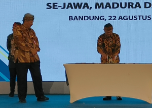 Penandatanganan perjanjian kerja sama antara General Manager PLN (Persero) dengan Kepala Kantor Wilayah Badan Pertanahan Nasional (BPN) Se-Jawa, Madura dan Bali di Bandung, Jawa Barat, Selasa 22 Agustus 2023 yang diikuti seluruh kantor pertanahan.