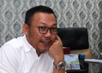 Kepala BPN Kota Depok Indra Gunawan tersenyum dalam rapat koordinasi terkait pembebasan lahan tol Cijago Seksi 3B