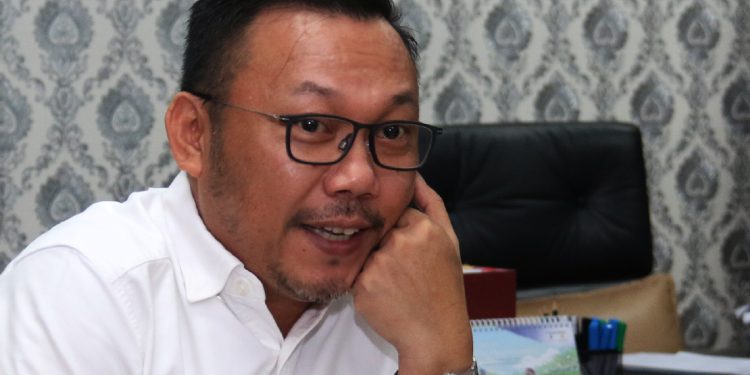 Kepala BPN Kota Depok Indra Gunawan tersenyum dalam rapat koordinasi terkait pembebasan lahan tol Cijago Seksi 3B