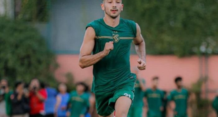 George Brown tengah berlatih bersama Persebaya Surabaya. Pria kelahiran Ingris ini tak sabar memperkuat Timnas Indonesia.