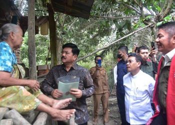 Menteri ATR/BPN Marsekal TNI (Purn) Hadi Tjahjanto yang didampingi Gubernur Sumsel Herman Deru saat menyerahkan sertifikat