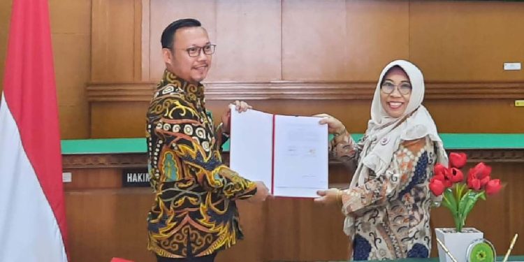Kepala BPN Kota Depok Indra Gunawan menandatangani kerja sama dengan Pengadilan Agama Depok, Jumat 8 September 2023.