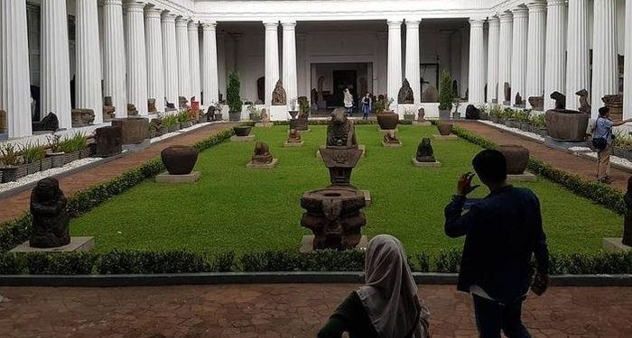 Museum Nasional atau Museum Gajah Jalan Medan Merdeka Barat,