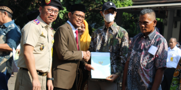 BPN Depok serahkan sertifikat PTSL