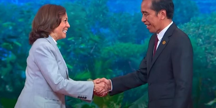 Presiden Jokowi bertemu Wakil Presiden AS Kamala Harris di KTT ASEAN Jakarta.