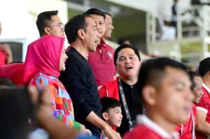 Presiden Jokowi dan Ketua Umum Erick Thohir saat menyaksikan laga Timnas Indonesia U-23 vs Turkmenistan Selasa 12 September 2023 di Stadion Manahan Solo Jawa Tengah