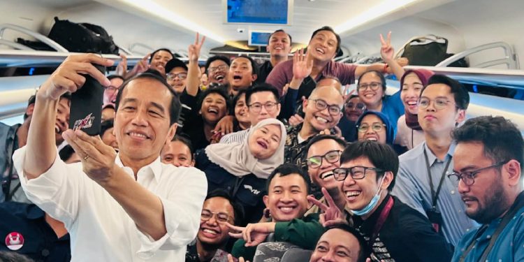 Presiden RI Jokowi bersama para penggiat seni Indonesia saat naik kereta cepat Jakarta-Bandung belum lama ini. (Foto: Laily Rachev/Setpres)