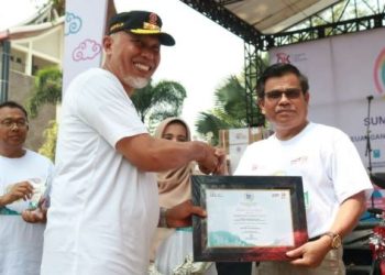 Pemkot Bukit Tinggi Terima Penghargaan OJK Terbaik Keuangan Di Sumbar