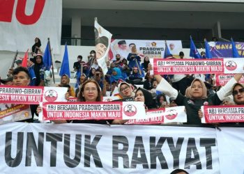 Relawan Arus Bawah Jokowi (ABJ) mengantarkan Prabowo Subianto-Gibran Rakabuming Raka mendaftar ke Kantor KPU RI di Jakarta, Rabu (25/10/2023). (ANTARA/HO-Relawan ABJ)