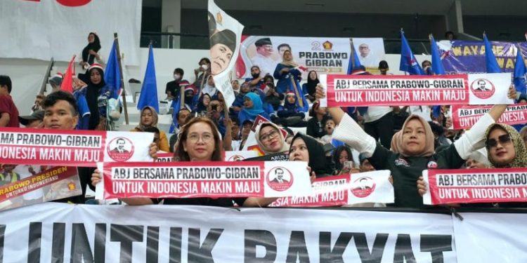 Relawan Arus Bawah Jokowi (ABJ) mengantarkan Prabowo Subianto-Gibran Rakabuming Raka mendaftar ke Kantor KPU RI di Jakarta, Rabu (25/10/2023). (ANTARA/HO-Relawan ABJ)