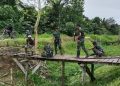 Satgas Yonif 122/TS Membantu Warga Memperbaiki Jembatan Di Wilayah Perbatasan RI-PNG