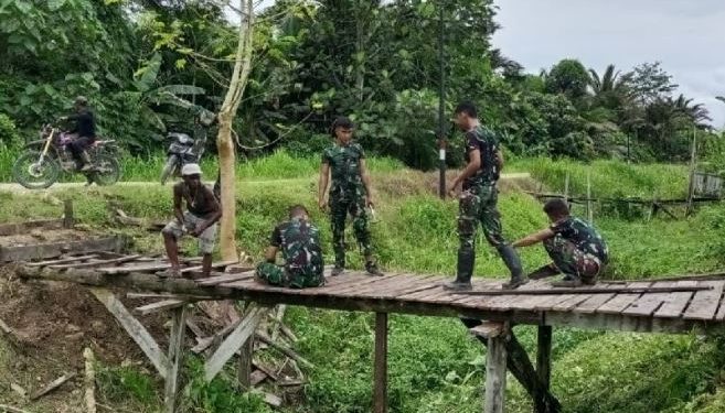 Satgas Yonif 122/TS Membantu Warga Memperbaiki Jembatan Di Wilayah Perbatasan RI-PNG