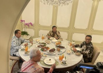 Presiden Joko Widodo makan siang bersama tiga bakal capres, yakni Anies Baswedan, Ganjar Pranowo, dan Prabowo Subianto di ruang makan Istana Kepresidenan, Jakarta, Senin 30 Oktober 2023. (HO-Setpres)