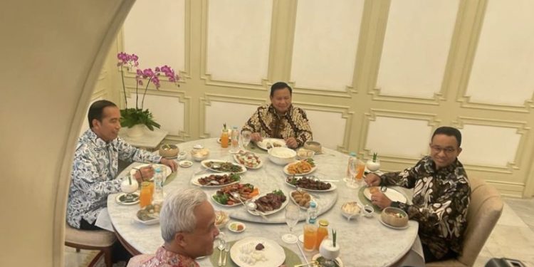 Presiden Joko Widodo makan siang bersama tiga bakal capres, yakni Anies Baswedan, Ganjar Pranowo, dan Prabowo Subianto di ruang makan Istana Kepresidenan, Jakarta, Senin 30 Oktober 2023. (HO-Setpres)