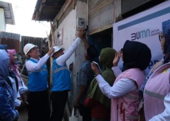 Srikandi PLN Unit Induk Distribusi Sulawesi Selatan, Tenggara Dan Barat Menyalakan 66 Listrik Kepada Pelanggan PraSejahtera