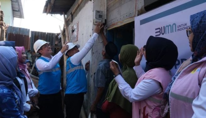 Srikandi PLN Unit Induk Distribusi Sulawesi Selatan, Tenggara Dan Barat Menyalakan 66 Listrik Kepada Pelanggan PraSejahtera