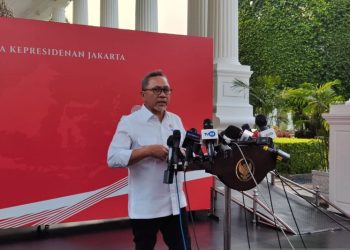 Menteri Perdagangan (Mendag) Zulkifli Hasan memberikan keterangan di kompleks Istana Kepresidenan, Jakarta, Selasa 3 Oktober 2023 terkait TikTok Shop yang diminta untuk berhenti. (Foto: Mentari Dwi Gayati/Antara)