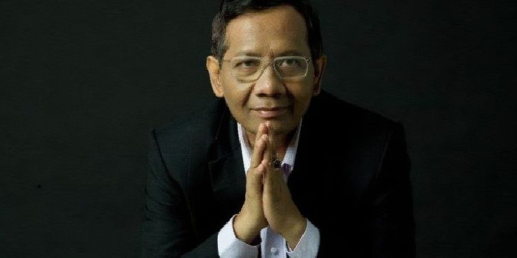 Menteri Koordinator Bidang Politik, Hukum, dan Keamanan (Menko Polhukam) Mahfud MD menerima gelar adat kehormatan dari Majelis Latupati Kota Ambon.