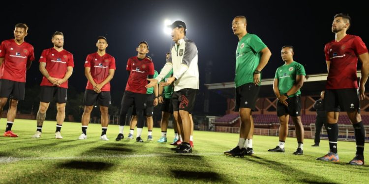 Shin Tae-yong pelatih Timnas Indonesia di sela latihan jelang Kualifikasi Piala Dunia 2026 menghadapi Brunei Darussalam, di Stadion Stadion Gelora Sriwijaya Jakabaring, Palembang, pada 12 Oktober 2023.