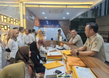 Kepala BPN Kota Depok Indra Gunawan didampingi Kasi Survei dan Pemetaan BPN Kota Depok Yoga Munawar saat berdialog dengan petugas pelayanan. (Foto: BPN Kota Depok)