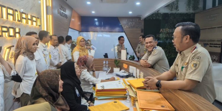 Kepala BPN Kota Depok Indra Gunawan didampingi Kasi Survei dan Pemetaan BPN Kota Depok Yoga Munawar saat berdialog dengan petugas pelayanan. (Foto: BPN Kota Depok)