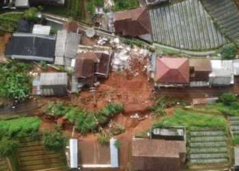 Longsor Dan Puting Beliung Landa Beberapa Kecamatan di Sukabumi, Jalan Di Kecamatan Parakansalak Tergerus Longsor