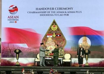 Menteri Pertahanan RI Prabowo Subianto Menyerahkan Kepemimpinan ASEAN Defence Ministers’ Meeting (ADMM) Dan ADMM Plus Ke Menhan Laos Jenderal Chansamone Chanyalath
