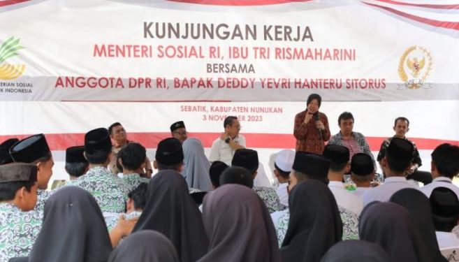Mensos Semangati Anak Pekerja Migran Indonesia Daerah Tertinggal Di Nunukan Dan Berikan Bantuan 400 PJUTS