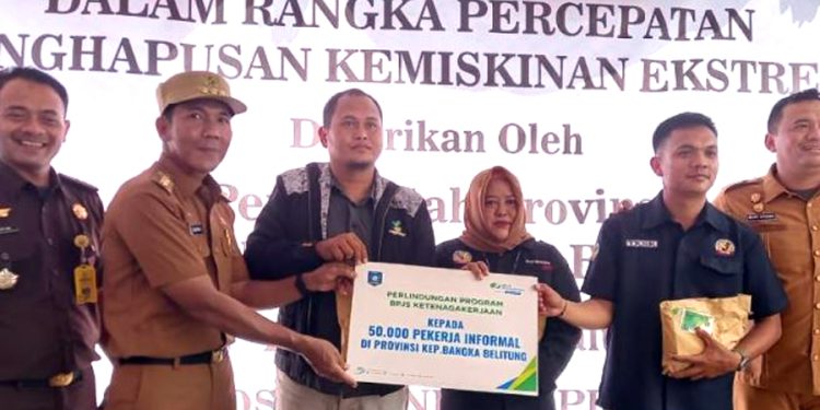 Pemprov Kepulauan Babel Serahkan 50.000 kartu BPJS Ketenagakerjaan guna melindungi pekerja rentan kecelakaan kerja di daerahnya