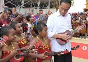 Presiden Jokowi Bermain Ukulele Dengan Para Pelajar Papua