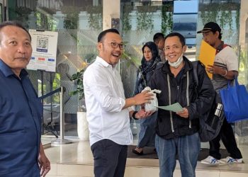 Kepala BPN Kota Depok Indra Gunawan beri bibit pohon