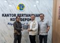 Perum Perumnas memberikan piagam penghargaan kepada Kepala Kantor Pertanahan Kota Depok Indra Gunawan, atas penerbitan sertifikat Perum Perumnas Proyek Transit Oriented Development (TOD) Pondok Cina, Kota Depok. (Foto BPN Kota Depok)