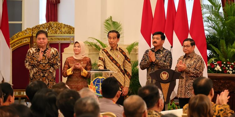 Presiden Jokowi Bagikan sertipikat tanah di sidoarjo jawa timur