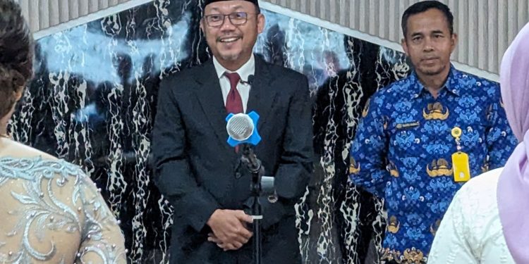 Caption: Kepala BPN Kota Depok Indra Gunawan saat melantik kembali sumpah jabatan Pejabat Pembuat Akta Tanah Kota Depok yang berlangsung di Aula Kantor Pertanahan Kota Depok, Rabu 17 Januari 2024. (Foto: BPN Kota Depok)