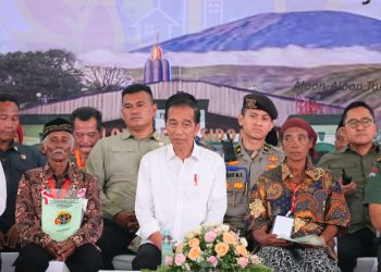 Presiden Jokowi bersama Menteri ATR BPN Hadi Tjahjanto saat membagikan sertipikat di GOR Delta Sidoarjo, Jawa Timur, pada Rabu (27/12/2023). (Foto: Dok/Kementerian ATR BPN)