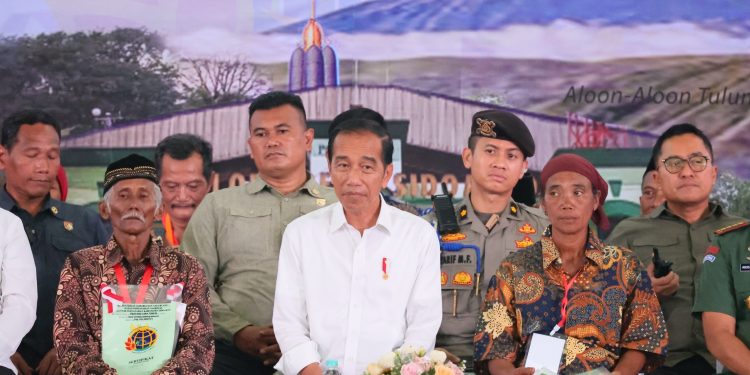 Presiden Jokowi bersama Menteri ATR BPN Hadi Tjahjanto saat membagikan sertipikat di GOR Delta Sidoarjo, Jawa Timur, pada Rabu (27/12/2023). (Foto: Dok/Kementerian ATR BPN)