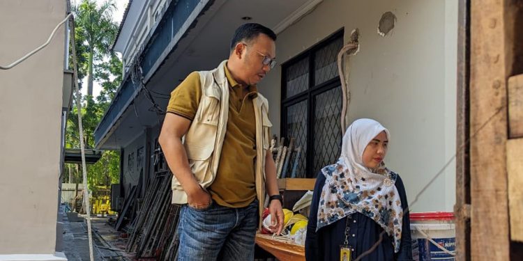 Kepala BPN Kota Depok Indra Gunawan dan staf saat meninjau Gedung Warkah yang tahun ini bisa dioperasikan. Gedung warkah merupakan bantuan dari Pemerintah Kota Depok. (Foto BPN Kota Depok)