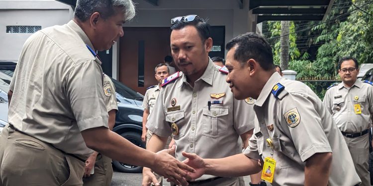 Didampingi Kepala Kantor Pertanahan Kota Depok Indra Gunawan, Kakanwil ATR BPN Provinsi Jawa Barat Rudi Rubijaya saat meninjau gedung arsib BPN Kota Depok, Senin 5 Februari 2024.