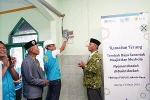 General Manager PLN UID Jakarta Raya, Lasiran (tengah), didampingi Ketua DMI Provinsi DKI Jakarta, Drs. KH. Makmun Al Ayubi (kanan) dan Ketua DMI Jatinegara, Drs. H Muh Yusuf Fuad (kiri) melakukan penyalaan tambah daya gratis di Masjid Miftahul Jannah, Jatinegara, Jakarta Timur