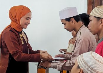 Ketua Ikawati BPN Kota Depok berikan santunan.