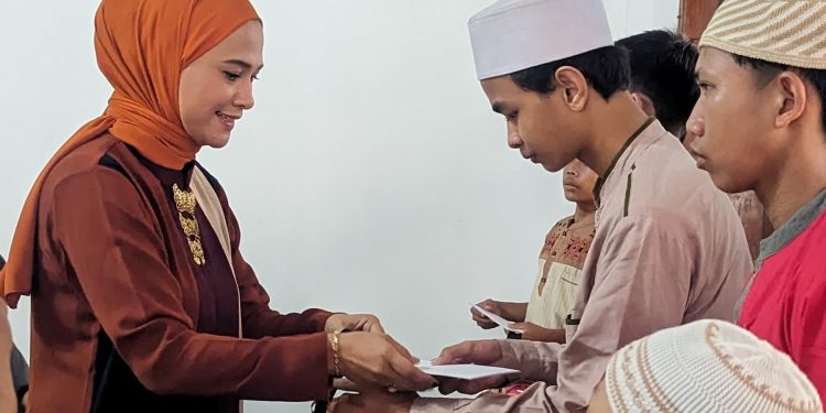 Ketua Ikawati BPN Kota Depok berikan santunan.