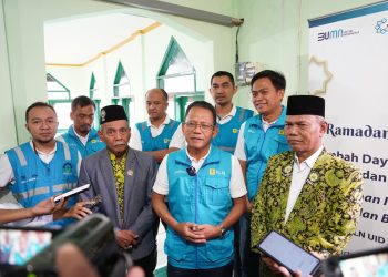 General Manager PLN UID Jakarta Raya, Lasiran (tengah) bersama dengan Ketua DMI Provinsi DKI Jakarta, Drs. KH. Makmun Al Ayubi (paling kanan) berkolaborasi untuk menyukseskan program Ramadan Terang ini
