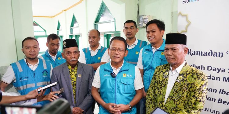 General Manager PLN UID Jakarta Raya, Lasiran (tengah) bersama dengan Ketua DMI Provinsi DKI Jakarta, Drs. KH. Makmun Al Ayubi (paling kanan) berkolaborasi untuk menyukseskan program Ramadan Terang ini