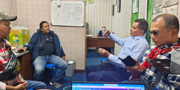 Aktor film Indonesia Fendy Pradana menyambangi Kantor Pertanahan Kota Depok dan sempat berbincang dengan wartawan, Senin 24 Juni 2024.