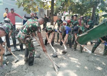 Proses Pengerjaan Pengecoran Jalan Haji Ismat dalam Rangka TMMD di Kota Depok