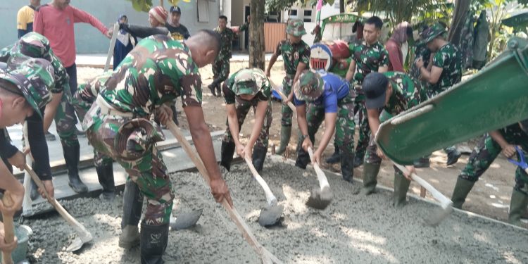 Proses Pengerjaan Pengecoran Jalan Haji Ismat dalam Rangka TMMD di Kota Depok