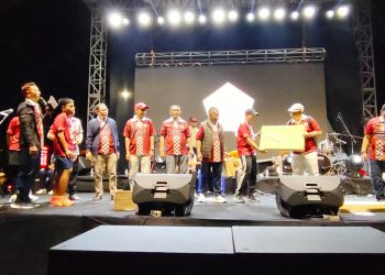 Ketum Zulmansyah Kalungkan Medali dan Berikan Hadiah Malang Night Run 2024