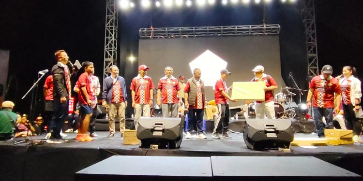 Ketum Zulmansyah Kalungkan Medali dan Berikan Hadiah Malang Night Run 2024