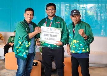 Kadispora Pemprov Jatim Serahkan Bonus Mentas Bagi Peraih Medali Emas di Peparnas XVII 2024