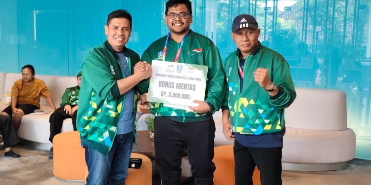 Kadispora Pemprov Jatim Serahkan Bonus Mentas Bagi Peraih Medali Emas di Peparnas XVII 2024